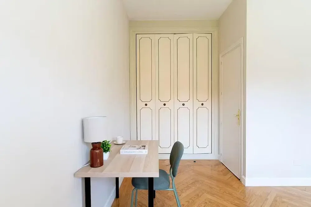 Camera; pavimento in legno, luce naturale