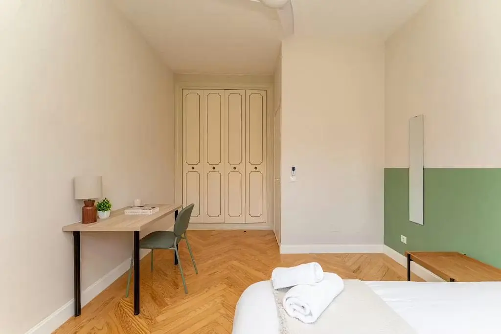 Camera da letto; pavimento in legno, luce naturale