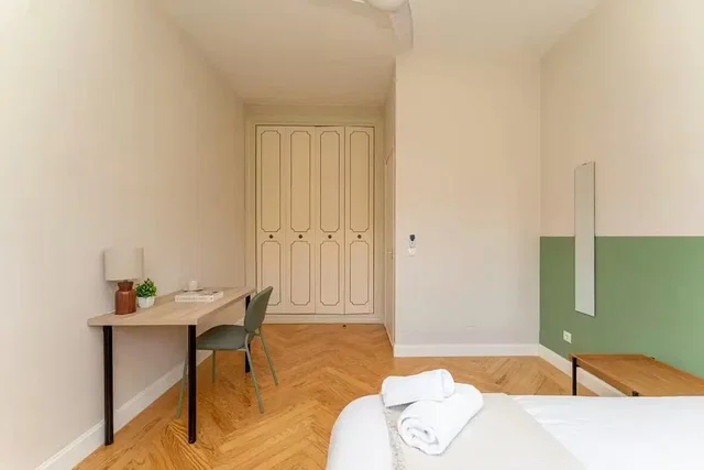 Dormitorio; suelo de madera, luz natural