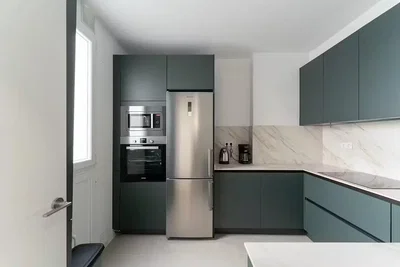 Kuhinja; kuhinjski aparati, pločice, prirodno svjetlo, moderni stil