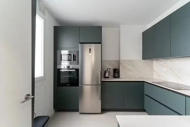 Cocina; electrodomésticos, suelo de baldosas, luz natural, estilo moderno