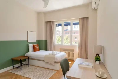 Camera da letto; luce naturale, pavimento in legno, stile moderno