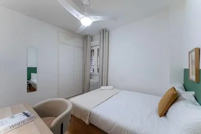 Spavaća soba; prirodno svjetlo, drveni pod