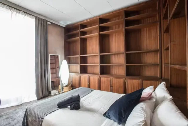 Dormitorio; luz natural, vigas de madera