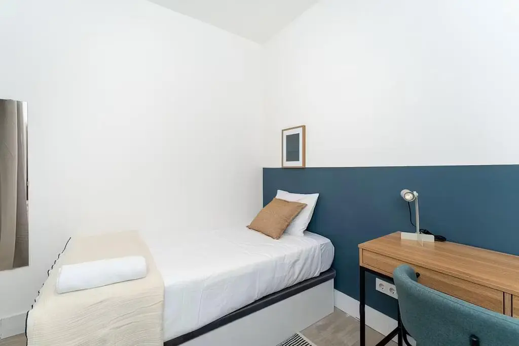 Spavaća soba; prirodno svjetlo, moderni stil
