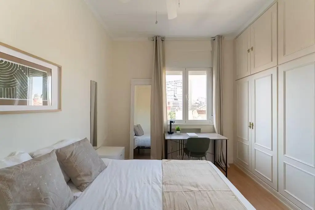 Camera da letto; luce naturale, pavimento in legno