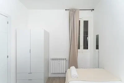 Spavaća soba; drveni pod, prirodno svjetlo, moderni stil