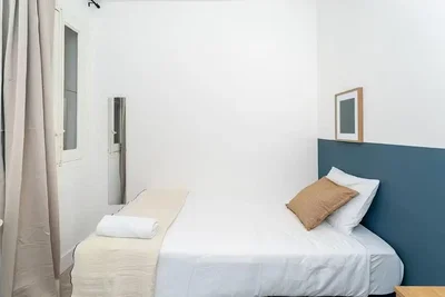 Spavaća soba; prirodno svjetlo, moderni stil