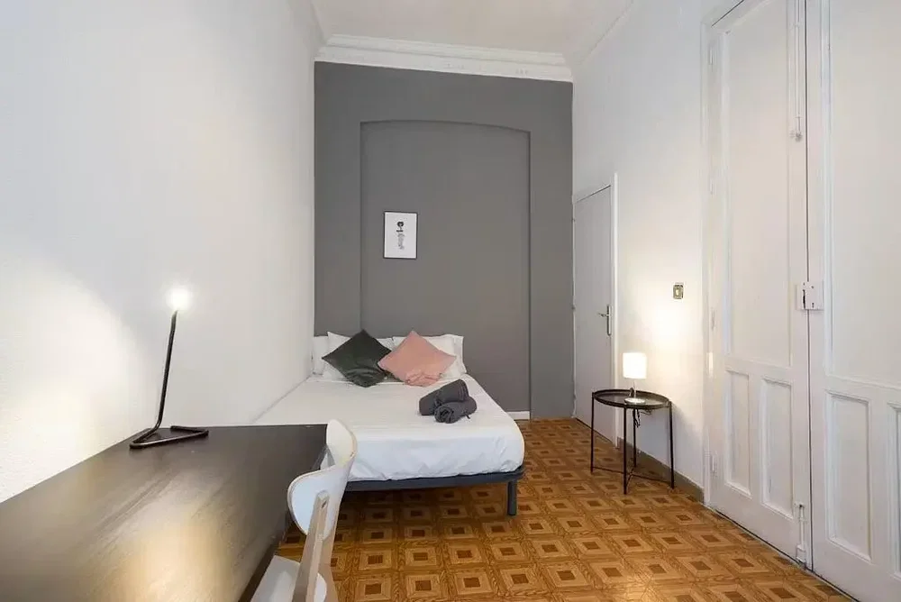 Camera da letto; luce naturale, pavimento in legno