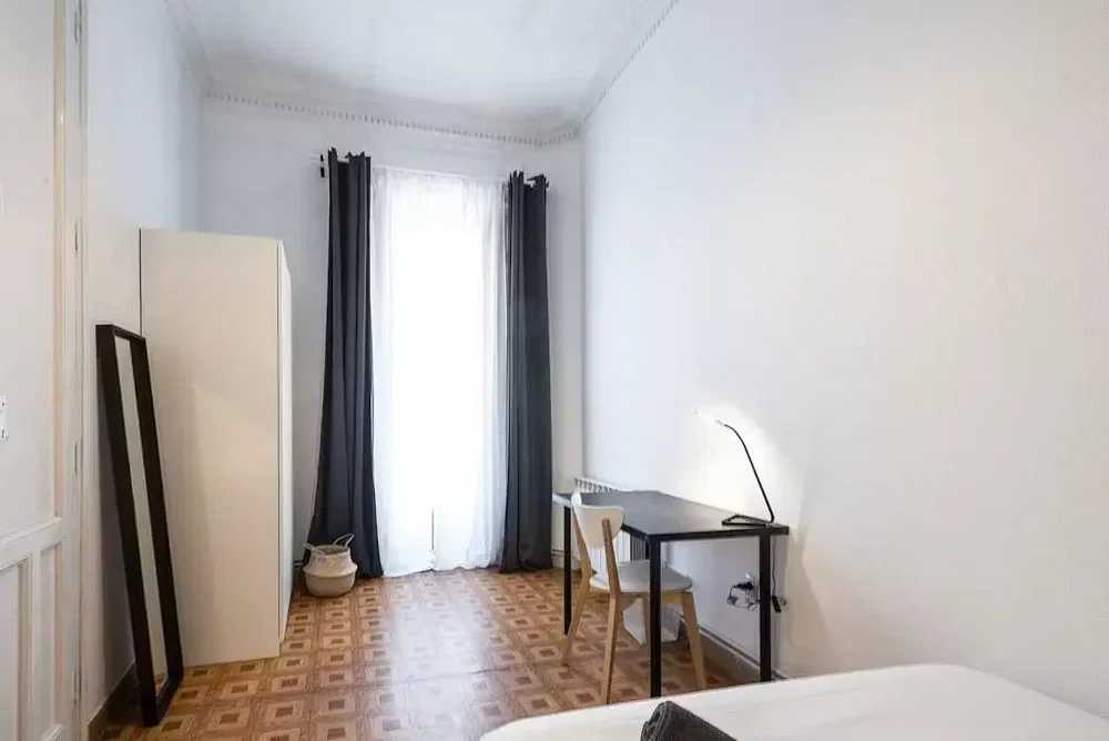 Camera da letto; luce naturale, pavimento in piastrelle