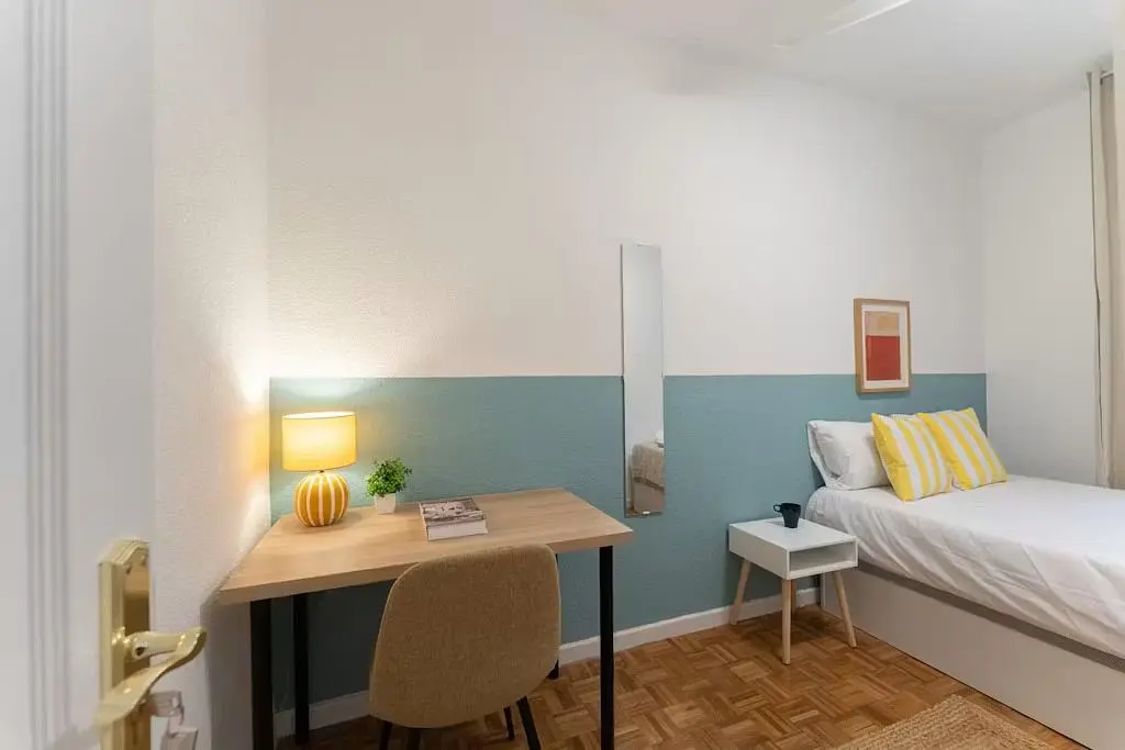 Camera da letto; luce naturale, pavimento in legno