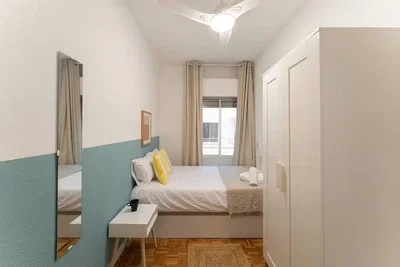 Camera da letto; luce naturale, pavimento in legno