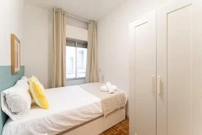 Camera da letto; luce naturale, pavimento in legno