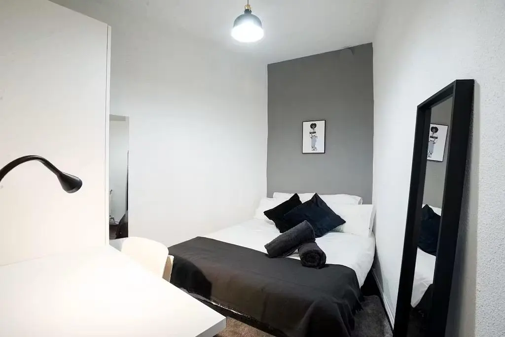 Bedroom; natural light, modern style