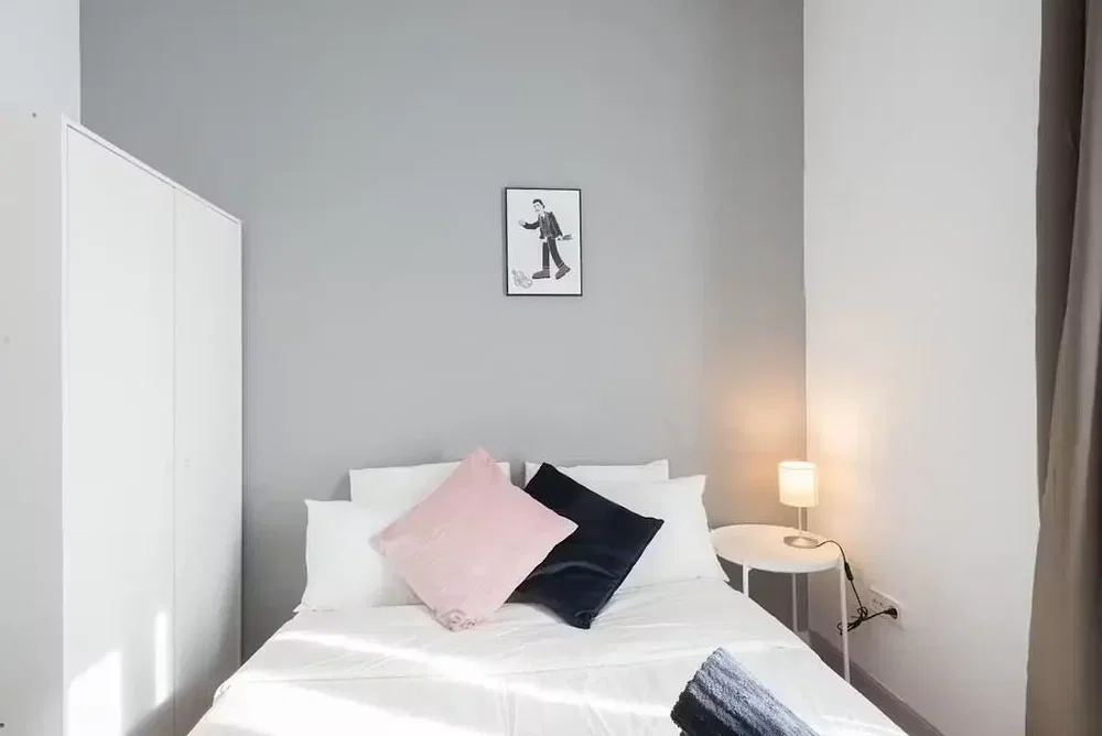 Spavaća soba; prirodna svjetlost, moderan stil