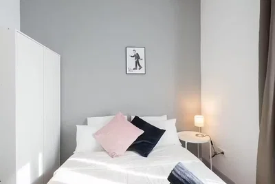 Spavaća soba; prirodna svjetlost, moderan stil