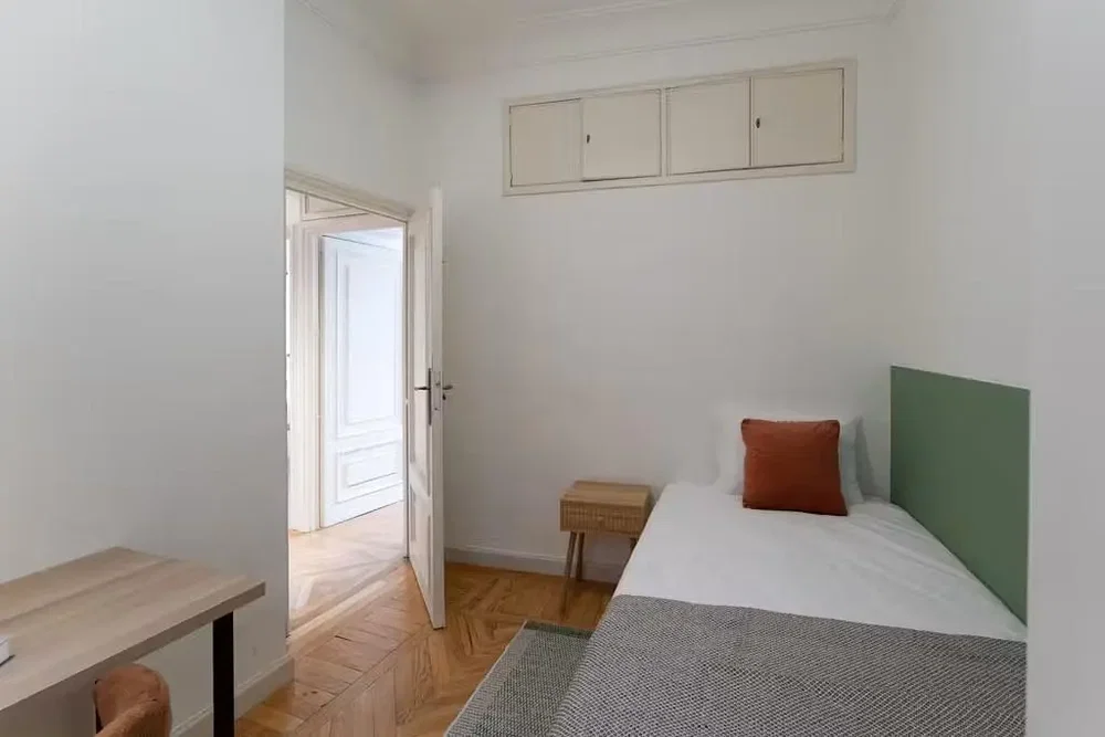 Camera da letto; pavimento in legno, luce naturale