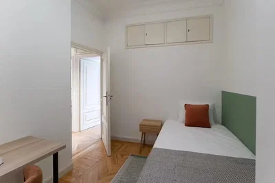 Camera da letto; pavimento in legno, luce naturale