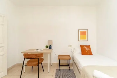 Camera da letto; luce naturale, pavimento in piastrelle