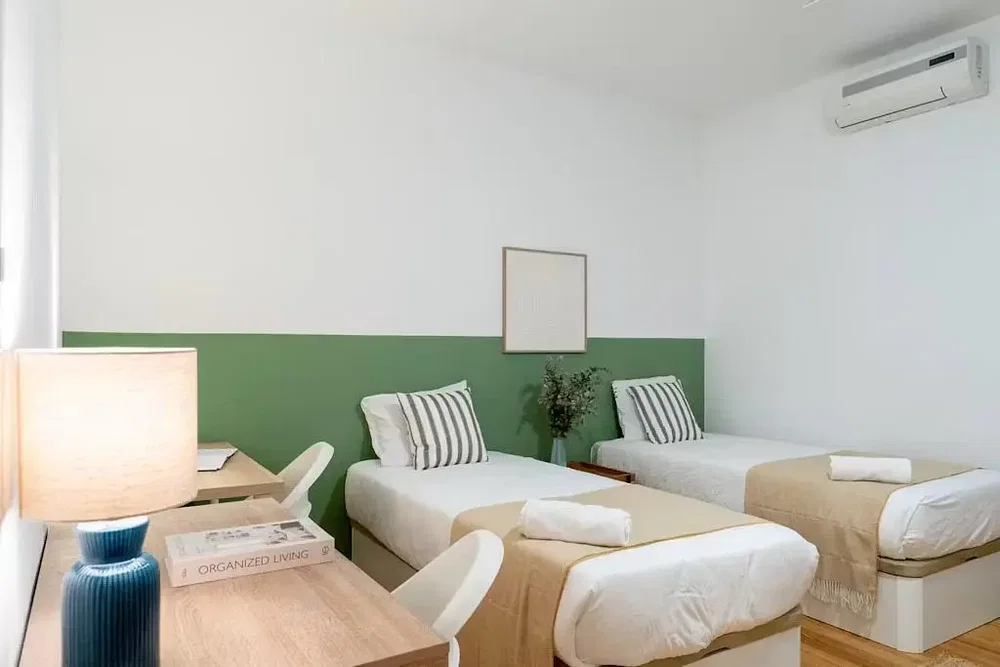Camera da letto; luce naturale, stile moderno