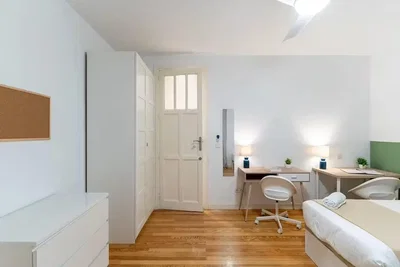 Camera da letto; pavimento in legno, luce naturale