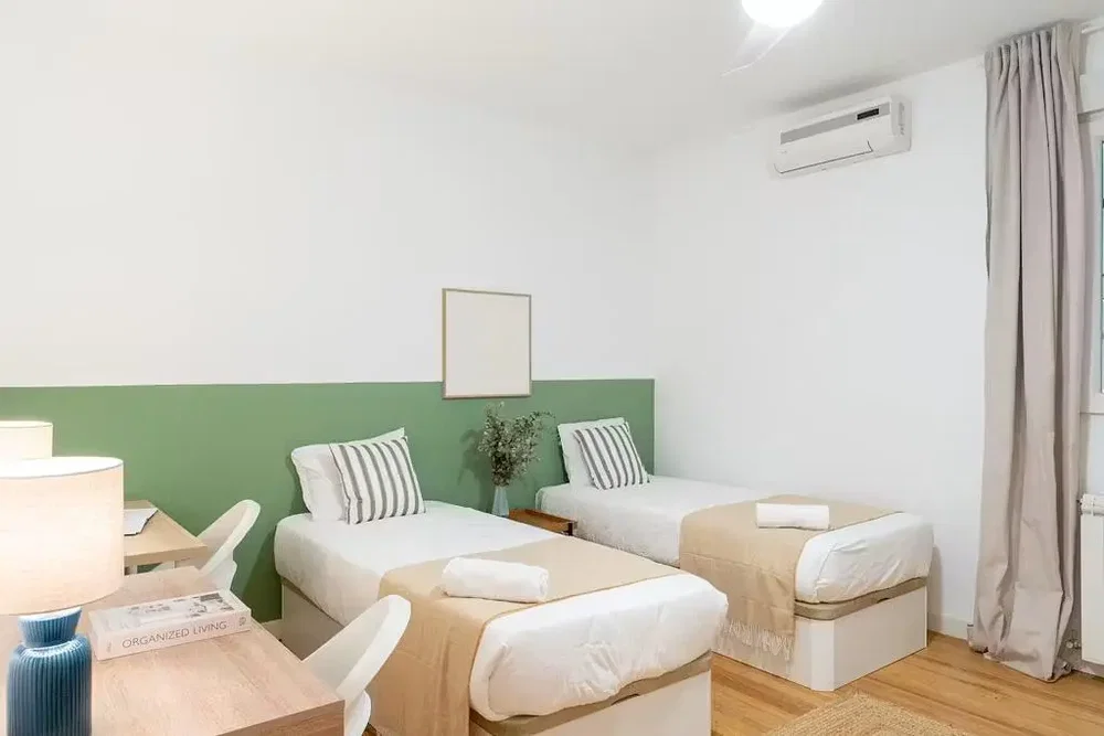 Camera da letto; pavimento in legno, luce naturale, stile moderno, ristrutturato