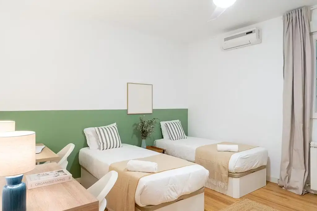 Camera da letto; pavimento in legno, luce naturale, stile moderno, ristrutturato