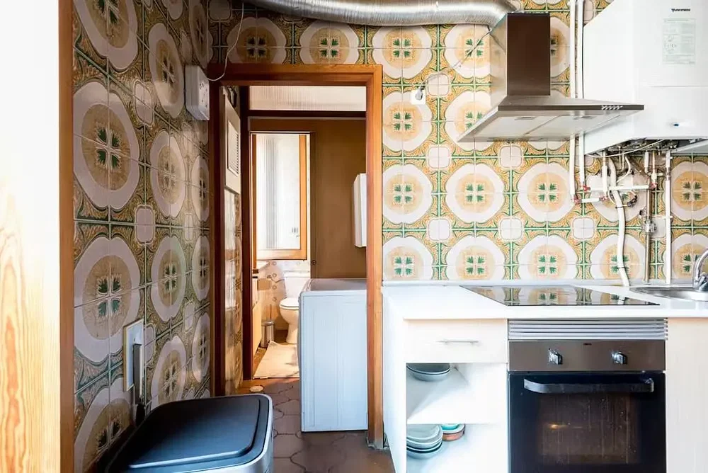 Kuhinja; kuhinjski aparati, pločice, potrebna renovacija