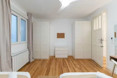 Camera da letto; pavimento in legno, luce naturale