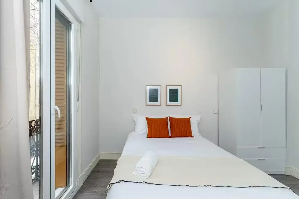 Spavaća soba; prirodno svjetlo, moderni stil