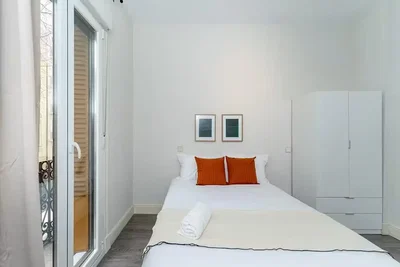 Spavaća soba; prirodno svjetlo, moderni stil