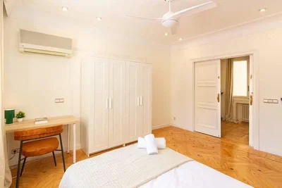 Dormitorio; suelo de madera, luz natural