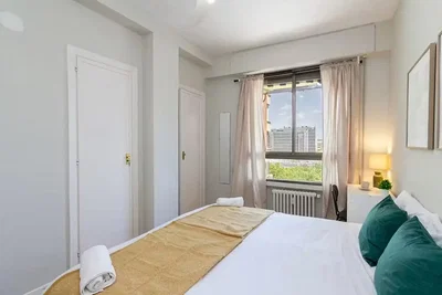 Quarto; luz natural, vista