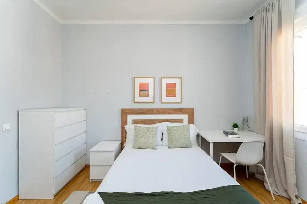 Camera da letto; luce naturale, pavimento in legno