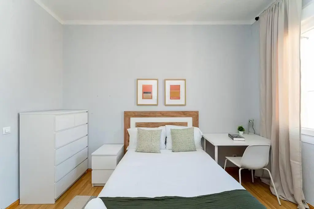 Camera da letto; luce naturale, pavimento in legno