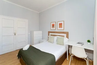 Camera da letto; pavimento in legno, luce naturale