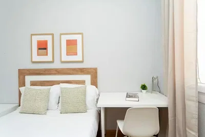 Camera da letto; luce naturale, stile moderno