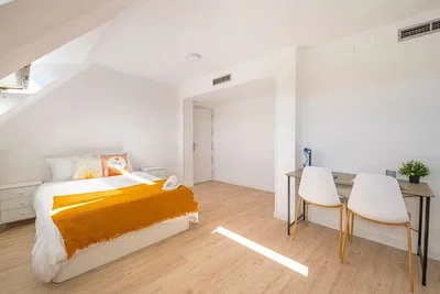 Spavaća soba; prirodno svjetlo, drveni pod, moderni stil