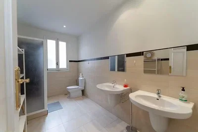 Bagno; pavimento in piastrelle, luce naturale