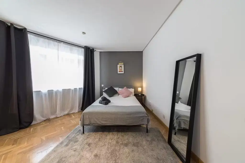 Camera da letto; pavimento in legno, luce naturale
