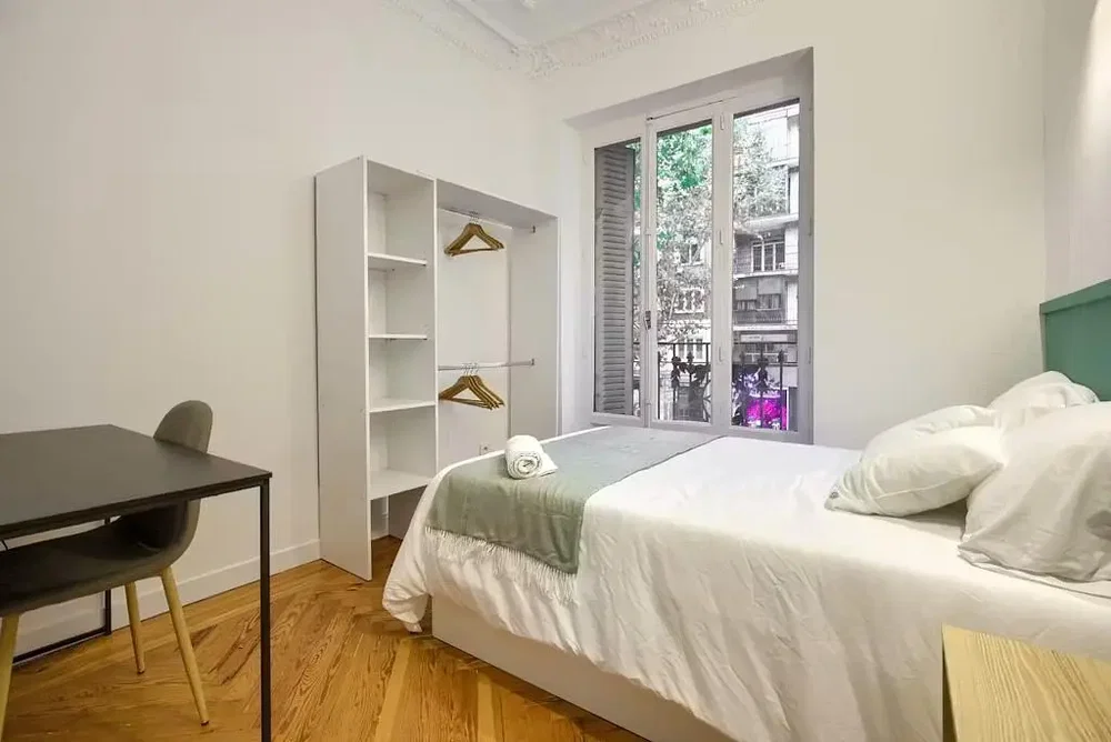 Camera da letto; pavimento in legno, luce naturale