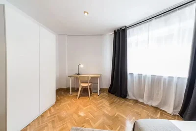 Camera da letto; pavimento in legno, luce naturale