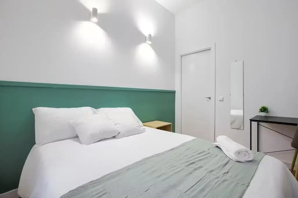 Camera da letto; luce naturale, pavimento in legno