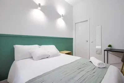 Camera da letto; luce naturale, pavimento in legno