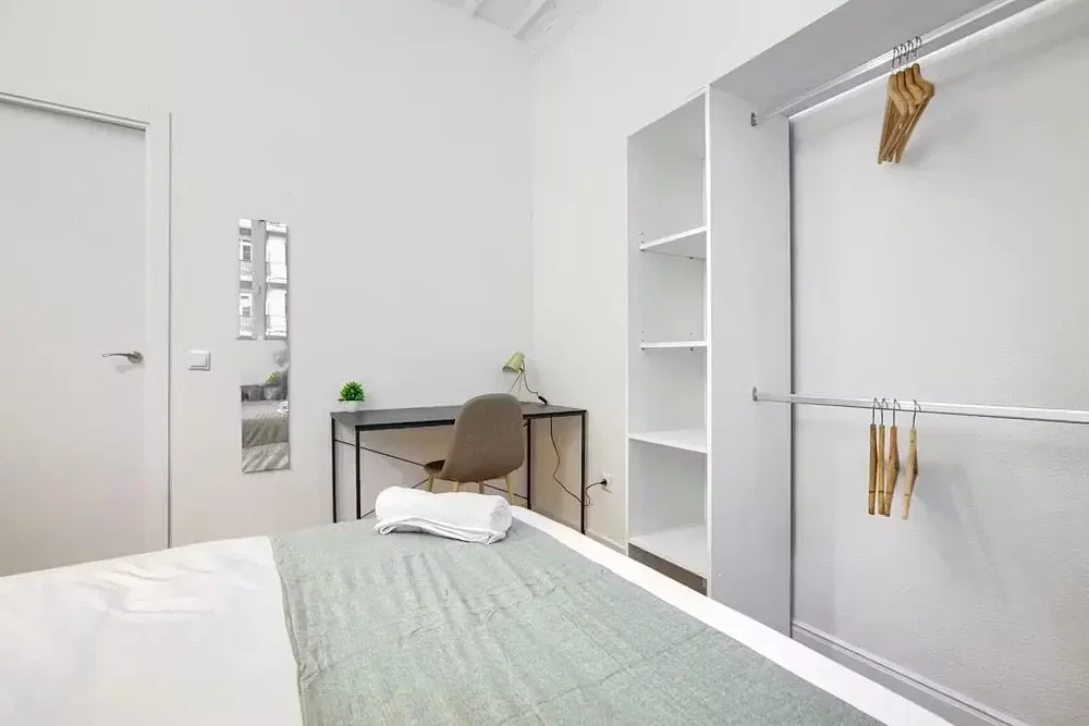 Camera da letto; luce naturale, travi in legno