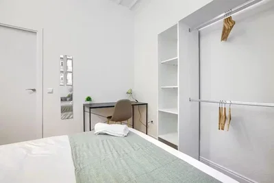 Camera da letto; luce naturale, travi in legno