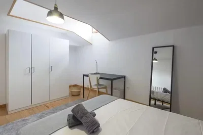 Quarto; luz natural, chão de madeira
