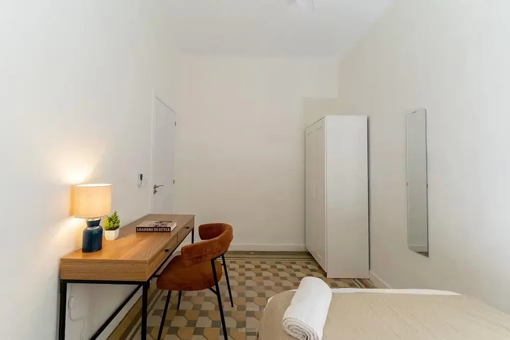 Camera da letto; luce naturale, pavimento in legno