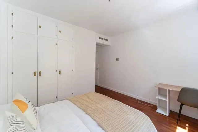 Dormitorio; suelo de madera, luz natural
