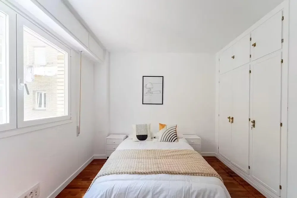Schlafzimmer; holzboden, tageslicht
